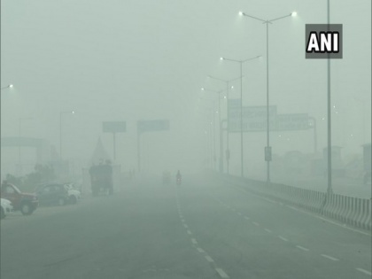 Thick blanket of fog envelops parts of Delhi | Thick blanket of fog envelops parts of Delhi