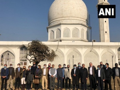 Foreign envoys visit Hazratbal shrine | Foreign envoys visit Hazratbal shrine