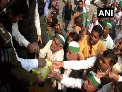 Rail roko: Protesting farmers shower flower petals, distribute sweets to police in UP's Ghaziabad | Rail roko: Protesting farmers shower flower petals, distribute sweets to police in UP's Ghaziabad