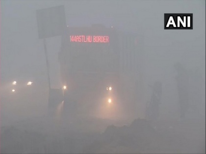 Parts of Delhi engulfs with heavy fog; air quality remains 'very poor' | Parts of Delhi engulfs with heavy fog; air quality remains 'very poor'