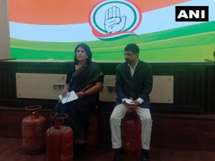 Congress leaders sit on LPG cylinders to address a press conference at AICC headquarters | Congress leaders sit on LPG cylinders to address a press conference at AICC headquarters