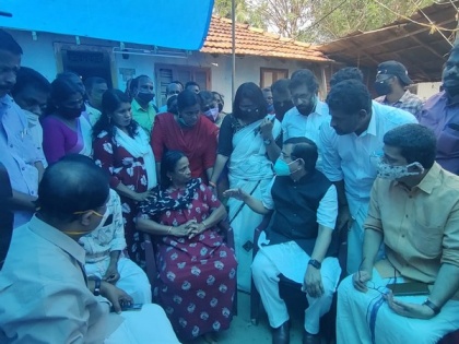 Pralhad Joshi, Muraleedharan visit family of RSS worker killed in SDPI-RSS clash in Kerala | Pralhad Joshi, Muraleedharan visit family of RSS worker killed in SDPI-RSS clash in Kerala