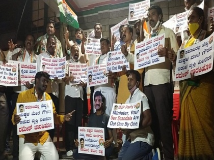 Congress workers protest against Ramesh Jarkiholi over sexual assault allegations | Congress workers protest against Ramesh Jarkiholi over sexual assault allegations