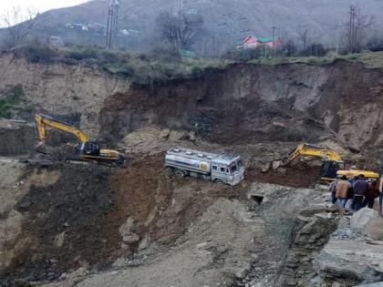 Srinagar-Jammu national highway blocked due to landslide, restoration work underway | Srinagar-Jammu national highway blocked due to landslide, restoration work underway