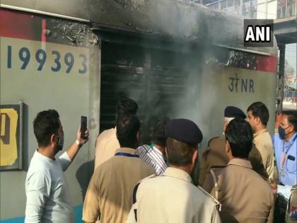 Fire breaks out in Lucknow-bound Shatabdi Express at Ghaziabad station, no casualties reported | Fire breaks out in Lucknow-bound Shatabdi Express at Ghaziabad station, no casualties reported