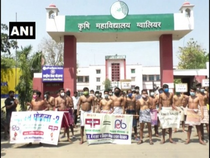 Madhya Pradesh: Candidates stage semi-nude protest against exam 'irregularities' | Madhya Pradesh: Candidates stage semi-nude protest against exam 'irregularities'