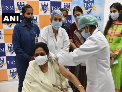 Mayawati gets vaccinated against COVID-19 | Mayawati gets vaccinated against COVID-19