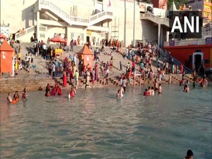 Kumbh 2021: Devotees take holy dip at Har Ki Pauri ghat | Kumbh 2021: Devotees take holy dip at Har Ki Pauri ghat