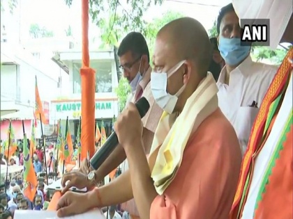 UDF, LDF governments betrayed people of Kerala: Yogi Adityanath | UDF, LDF governments betrayed people of Kerala: Yogi Adityanath