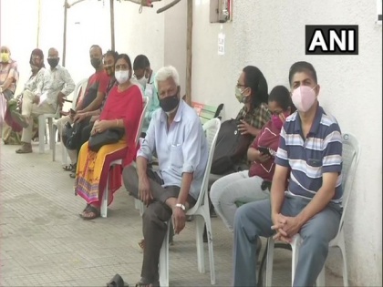People gather at Nagpur health facility to take COVID-19 vaccine shot | People gather at Nagpur health facility to take COVID-19 vaccine shot