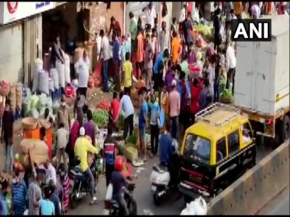 Huge crowd seen at Dadar vegetable market amid COVID-19 spike | Huge crowd seen at Dadar vegetable market amid COVID-19 spike