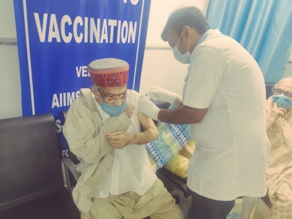 BJP leader Murli Manohar Joshi takes first shot of COVID-19 vaccine at AIIMS Delhi | BJP leader Murli Manohar Joshi takes first shot of COVID-19 vaccine at AIIMS Delhi