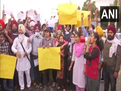 Students in Amritsar stage demonstration demanding reopening of colleges | Students in Amritsar stage demonstration demanding reopening of colleges