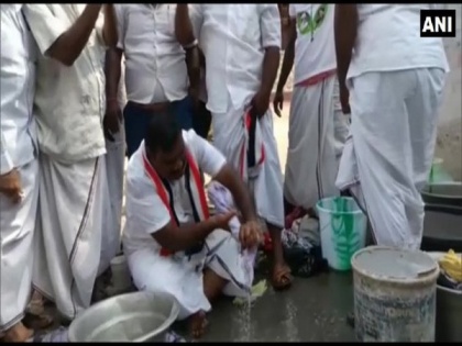 Tamil Nadu polls: AIADMK candidate washes people's clothes, promises free washing machines | Tamil Nadu polls: AIADMK candidate washes people's clothes, promises free washing machines