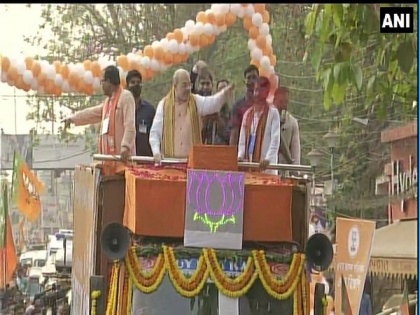 Amit Shah holds roadshow in Medinipur in West Bengal | Amit Shah holds roadshow in Medinipur in West Bengal