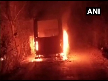 WB polls: Vehicle catches fire under mysterious circumstances in Purulia | WB polls: Vehicle catches fire under mysterious circumstances in Purulia