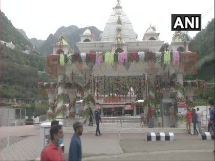 J-K: Devotees offer prayers at Mata Vaishno Devi shrine on 1st day of Navratri | J-K: Devotees offer prayers at Mata Vaishno Devi shrine on 1st day of Navratri