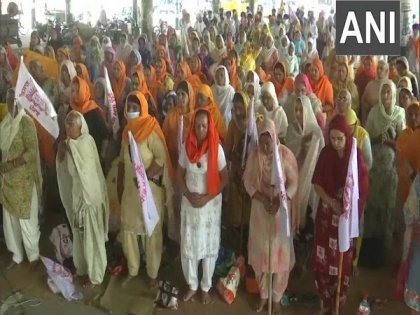 Farmers stage protest against farm laws in Amritsar | Farmers stage protest against farm laws in Amritsar