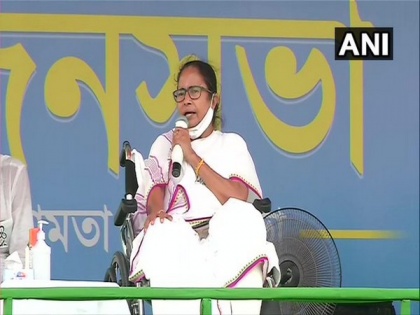 Gujaratis trying to capture Bengal by bringing goons from UP, Bihar: Mamata | Gujaratis trying to capture Bengal by bringing goons from UP, Bihar: Mamata