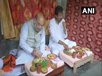WB elections: Amit Shah eats lunch at rickshaw puller's house in Domjur | WB elections: Amit Shah eats lunch at rickshaw puller's house in Domjur