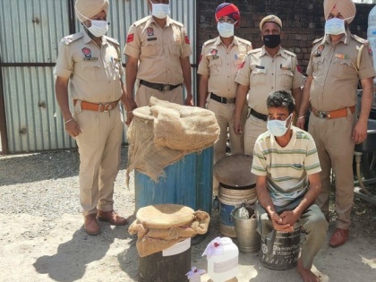 Punjab Police busts illegal liquor racket, 1 held | Punjab Police busts illegal liquor racket, 1 held