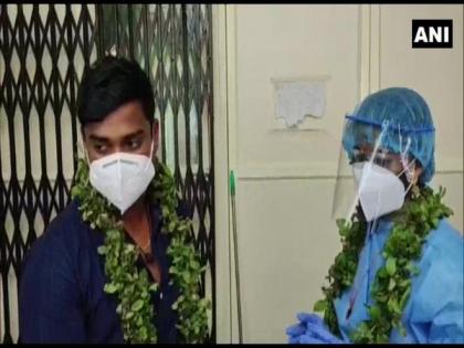 Kerala couple ties knot at hospital after groom tests COVID positive, bride wears PPE kit | Kerala couple ties knot at hospital after groom tests COVID positive, bride wears PPE kit