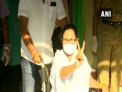 Mamata Banerjee casts her vote, shows victory sign | Mamata Banerjee casts her vote, shows victory sign