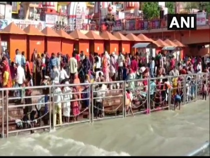 Kumbh: People take holy dip in Ganga on Chitra Purnima | Kumbh: People take holy dip in Ganga on Chitra Purnima