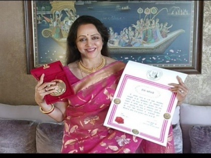 Hema Malini conferred with 2021 Champions of Change Award | Hema Malini conferred with 2021 Champions of Change Award