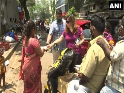 NGO distributes free meals in Mumbai as Covid restrictions disrupt livelihood of people | NGO distributes free meals in Mumbai as Covid restrictions disrupt livelihood of people