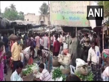 Huge crowd seen at vegetable market in WB's Panpur amid rising COVID-19 cases | Huge crowd seen at vegetable market in WB's Panpur amid rising COVID-19 cases