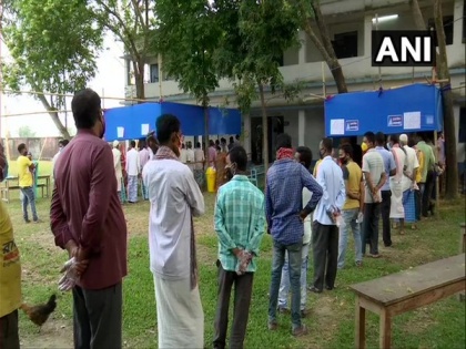 WB Polls Phase VI: Voting starts late at Raiganj polling booth in North Dinajpur due to technical glitch | WB Polls Phase VI: Voting starts late at Raiganj polling booth in North Dinajpur due to technical glitch