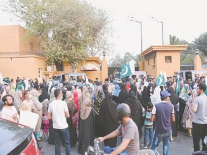 Protests in Karachi against forceful eviction of people from old villages | Protests in Karachi against forceful eviction of people from old villages