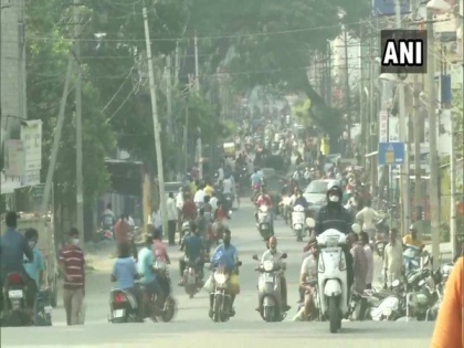 Large number of people flock to grocery shops in Karnataka despite weekend curfew | Large number of people flock to grocery shops in Karnataka despite weekend curfew