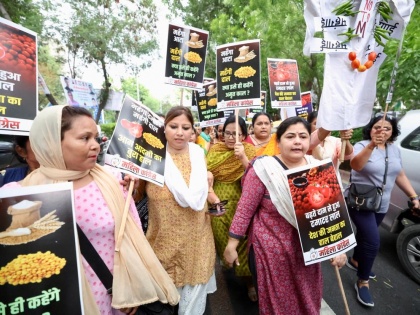 Mahila Congress stage protest outside BJP office over soaring prices | Mahila Congress stage protest outside BJP office over soaring prices