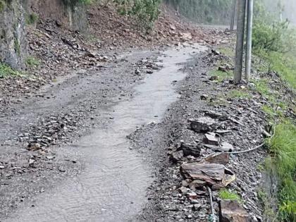 Heavy rains claim three lives, tourists stranded in Himachal | Heavy rains claim three lives, tourists stranded in Himachal