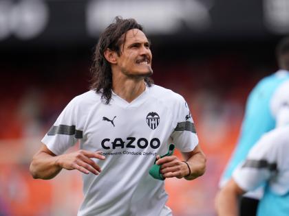Uruguay striker Edinson Cavani joins Boca Juniors | Uruguay striker Edinson Cavani joins Boca Juniors