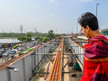 Atishi reprimands officials over delay of flyover construction | Atishi reprimands officials over delay of flyover construction