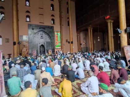 J&K Police denies allegations that Friday prayers not allowed in Srinagar’s Jamia Masjid | J&K Police denies allegations that Friday prayers not allowed in Srinagar’s Jamia Masjid J&K Police denies allegations that Friday prayers not allowed in Srinagar’s Jamia Masjid | J&K Police denies allegations that Friday prayers not allowed in Srinagar’s Jamia Masjid
