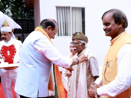 Delhi L-G honors 98 year-old freedom fighter | Delhi L-G honors 98 year-old freedom fighter