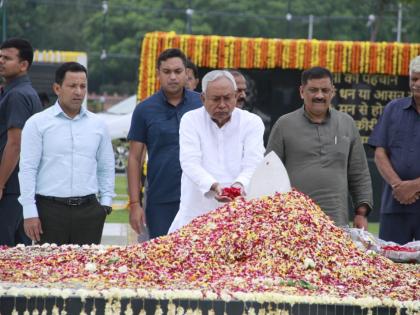Nitish Kumar pays tribute to Atal Bihari Vajpayee | Nitish Kumar pays tribute to Atal Bihari Vajpayee Nitish Kumar pays tribute to Atal Bihari Vajpayee | Nitish Kumar pays tribute to Atal Bihari Vajpayee
