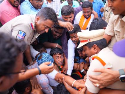 BJP, BRS workers clash in Telangana’s Hanamkonda town | BJP, BRS workers clash in Telangana’s Hanamkonda town BJP, BRS workers clash in Telangana’s Hanamkonda town | BJP, BRS workers clash in Telangana’s Hanamkonda town