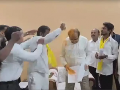 Dhangars up ante for quotas, throw turmeric powder on Maharashtra Minister | Dhangars up ante for quotas, throw turmeric powder on Maharashtra Minister