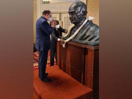 Foreign Secretary Shringla pays homage to Mahatma Gandhi in Sri Lanka | Foreign Secretary Shringla pays homage to Mahatma Gandhi in Sri Lanka