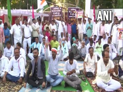 Congress supporters protest outside guest house where Priyanka Gandhi is detained | Congress supporters protest outside guest house where Priyanka Gandhi is detained