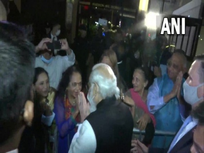 PM Modi meets people of Indian Diaspora outside hotel in New York | PM Modi meets people of Indian Diaspora outside hotel in New York