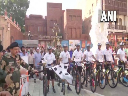 Azadi Ka Amrit Mahotsav: BSF DIG flags off CRPF's cycle rally from Amritsar to New Delhi | Azadi Ka Amrit Mahotsav: BSF DIG flags off CRPF's cycle rally from Amritsar to New Delhi
