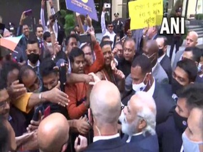 PM Modi meets crowd gathered outside New York hotel | PM Modi meets crowd gathered outside New York hotel