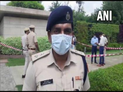 Police constable shoots himself dead outside Delhi HC | Police constable shoots himself dead outside Delhi HC