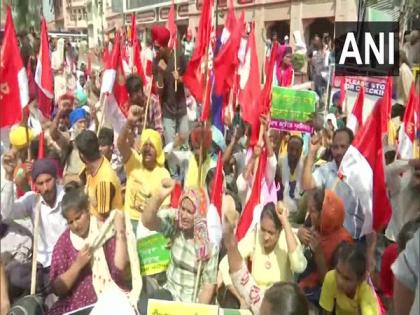 Amritsar: Punjab Students' Union, Naujawan Bharat Sabha begin indefinite protest against facelift of Jallianwala Bagh | Amritsar: Punjab Students' Union, Naujawan Bharat Sabha begin indefinite protest against facelift of Jallianwala Bagh